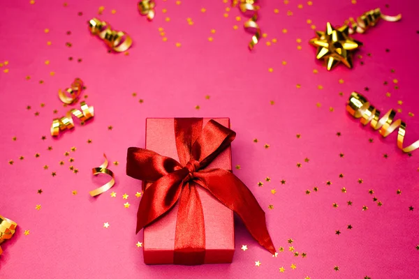 Rote Geschenkschachtel Und Goldene Dekorationen Und Funkeln Auf Leuchtend Rosa — Stockfoto
