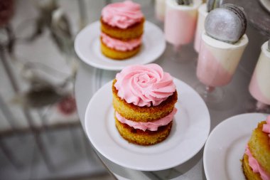 Çok güzel dekore edilmiş yemek masası üzerinde kırmızı krema olan kek. Olay ya da düğün