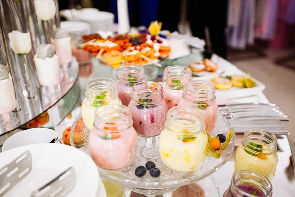 Table Banquet Traiteur Magnifiquement Décorée Avec Smoothie Sur Nappe Rose — Photo