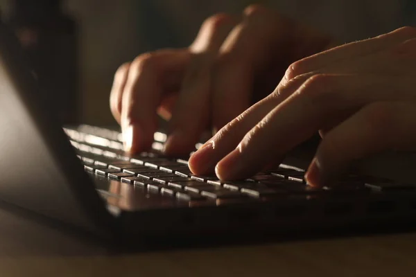 Primer Plano Del Hombre Escribiendo Teclado Del Ordenador Portátil Retroiluminado Imagen De Stock