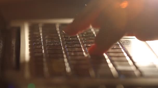 Close Tiro Homem Digitando Teclado Laptop Backlit Notícias Escritor Mídia — Vídeo de Stock