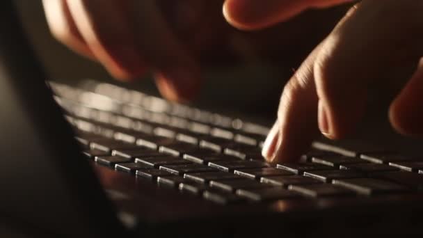 Primer Plano Del Hombre Escribiendo Teclado Del Ordenador Portátil Retroiluminado — Vídeos de Stock