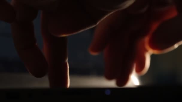 Закрыть Снимок Человека Сидящего Клавиатуре Ноутбука Подсветкой Новости Писатель Медиа — стоковое видео