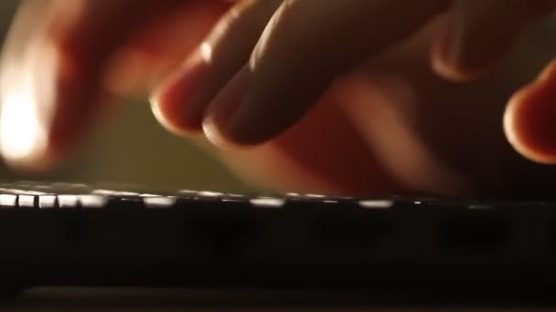 Close Tiro Homem Digitando Teclado Laptop Backlit Notícias Escritor Mídia — Vídeo de Stock