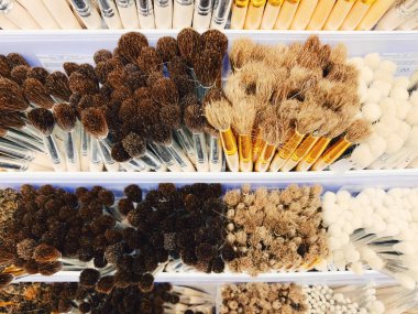 Bir grup sanatsal boya fırçası. Kırtasiyedeki raflarda yeni boya fırçaları. Resim konsepti.