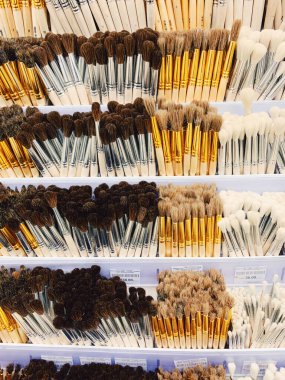 Bir grup sanatsal boya fırçası. Kırtasiyedeki raflarda yeni boya fırçaları. Resim konsepti.