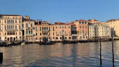 Venedik, İtalya - 21 Ocak 2020. Venedik Büyük Kanalı 'nda tekneler. İtalya kış seyahati, köprü ve evler. Avrupa 'da romantik bir yer.