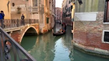 Venedik, İtalya - 21 Ocak 2020. Venedik Kanalı 'nda tekneler. İtalya kış seyahati, köprü ve evler. Avrupa 'da romantik bir yer.