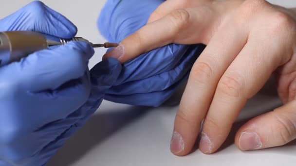 照顾男人的指甲 穿着蓝色手套的美容师在沙龙里为一个男人修指甲 男人的美感 — 图库视频影像