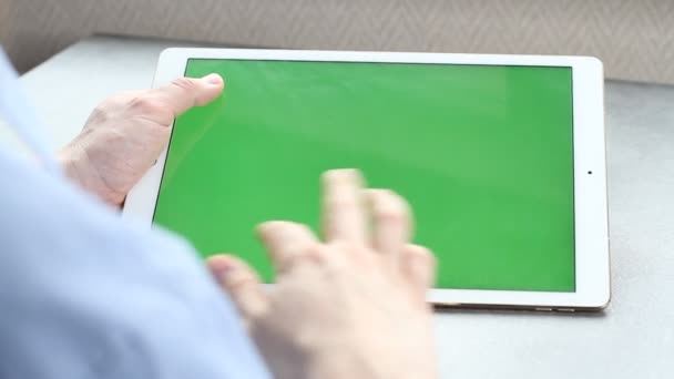 Άνθρωπος Αγγίζει Και Κοιτάζει Την Οθόνη Του Tablet Μια Πράσινη — Αρχείο Βίντεο