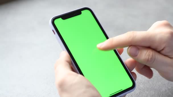 Man Vidrör Och Tittar Skärmen Smartphone Med Grön Skärm Chroma — Stockvideo