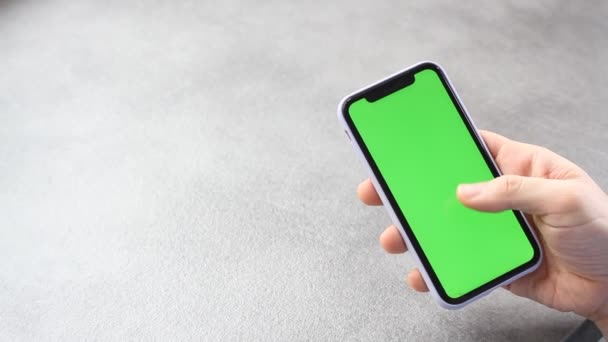 Homem Toca Olha Para Tela Smartphone Com Uma Tela Verde — Vídeo de Stock