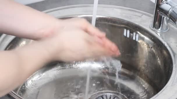 Homem Mostra Como Lavar Mãos Adequadamente Para Prevenir Infecção Pelo — Vídeo de Stock