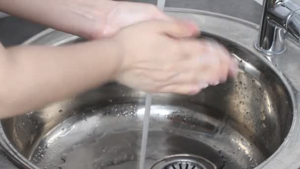 Kvinna Visar Hur Man Tvättar Händerna Ordentligt För Att Förhindra — Stockvideo