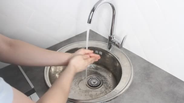 人はコロナウイルス Covid 感染を防ぐために手を適切に洗う方法を示しています コロナウイルスのパンデミック予防石鹸で手を洗う 健康と美の概念 — ストック動画