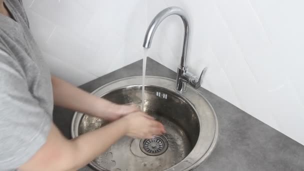 女性はコロナウイルス Covid 感染を防ぐために手を適切に洗う方法を示しています コロナウイルスのパンデミック予防石鹸で手を洗う 健康と美の概念 — ストック動画