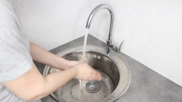 Homem Mostra Como Lavar Mãos Adequadamente Para Prevenir Infecção Pelo — Vídeo de Stock