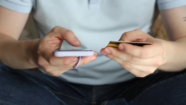 Ο άνθρωπος ψωνίζει online με πιστωτική κάρτα. Online banking με smart phone. Κάποιος μπαίνει στον αριθμό της τραπεζικής κάρτας. Κλείστε τα χέρια. Τεχνολογία lifestyle και e-commers έννοια — Αρχείο Βίντεο