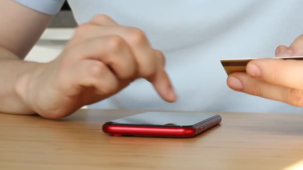 男人用信用卡在网上购物 有智能手机的网上银行 男人输入银行卡号码 握紧手生活方式 技术和电子计算器概念 — 图库视频影像