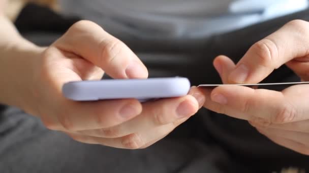 Homem Compras Line Com Cartão Crédito Banca Online Com Telefone — Vídeo de Stock