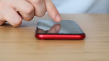 Sosyal medyada akıllı telefon kullanan, kaydırma, kaydırma hareketleri yapan bir adam. Cep telefonlu erkek mesajlaşması.