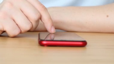 Sosyal medyada akıllı telefon kullanan, kaydırma, kaydırma hareketleri yapan bir adam. Cep telefonlu erkek mesajlaşması.