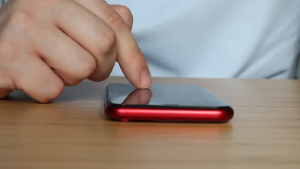 Homem Usando Smartphone Percorrendo Mídias Sociais Fazendo Roubos Rolando Gestos — Vídeo de Stock