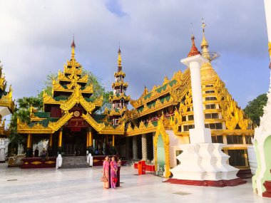 Yangon, Myanmar Ocak 10. 2019. Gün batımında Shwedagon Pagoda manzarası