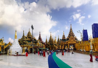 Yangon, Myanmar Ocak 10. 2019. Gün batımında Shwedagon Pagoda manzarası