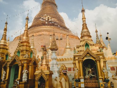 Yangon, Myanmar Ocak 10. 2019. Gün batımında Shwedagon Pagoda manzarası