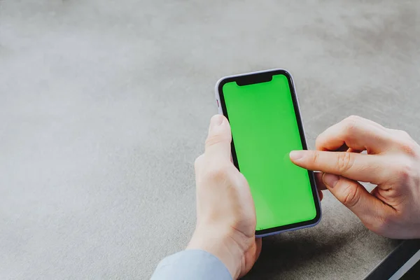 Homem Toca Olha Para Tela Smartphone Com Uma Tela Verde — Fotografia de Stock