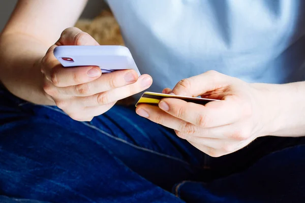 Homem Compras Line Com Cartão Crédito Banca Online Com Telefone — Fotografia de Stock