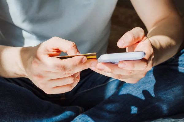 Homem Compras Line Com Cartão Crédito Banca Online Com Telefone — Fotografia de Stock