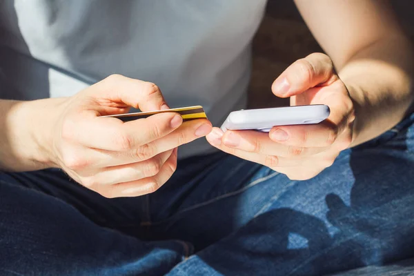 Homem Compras Line Com Cartão Crédito Banca Online Com Telefone — Fotografia de Stock