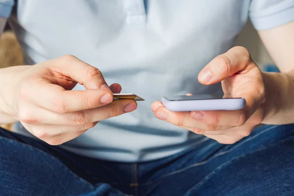 Homem Compras Line Com Cartão Crédito Banca Online Com Telefone — Fotografia de Stock