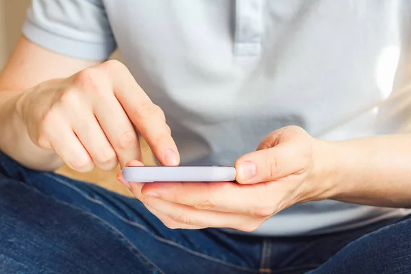 Homem Usando Smartphone Percorrendo Mídias Sociais Fazendo Roubos Rolando Gestos — Fotografia de Stock