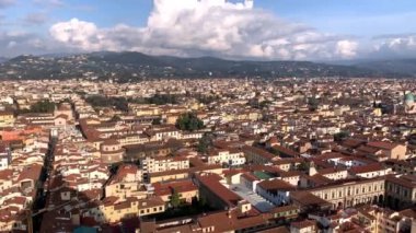 FLORENCE, İTALYA 25 HAZİRAN 2020. Floransa, Toskana, İtalya 'nın havadan görünüşü. Tarihsel ve kültürel olarak zengin İtalyan şehir merkezi. Güneşli günbatımında güzel eski şehir