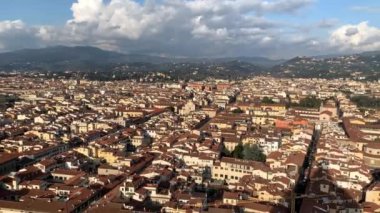 FLORENCE, İTALYA 25 HAZİRAN 2020. Floransa, Toskana, İtalya 'nın havadan görünüşü. Tarihsel ve kültürel olarak zengin İtalyan şehir merkezi. Güneşli günbatımında güzel eski şehir