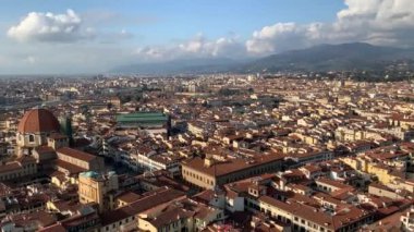 FLORENCE, İTALYA 25 HAZİRAN 2020. Floransa, Toskana, İtalya 'nın havadan görünüşü. Tarihsel ve kültürel olarak zengin İtalyan şehir merkezi. Güneşli günbatımında güzel eski şehir