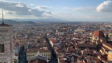 FLORENCE, İTALYA 25 HAZİRAN 2020. Floransa, Toskana, İtalya 'nın havadan görünüşü. Tarihsel ve kültürel olarak zengin İtalyan şehir merkezi. Güneşli günbatımında güzel eski şehir