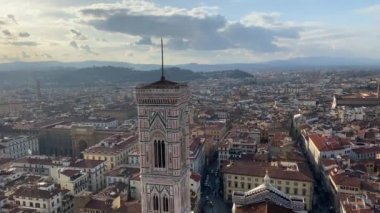 FLORENCE, İTALYA 25 HAZİRAN 2020. Floransa, Toskana, İtalya 'nın havadan görünüşü. Tarihsel ve kültürel olarak zengin İtalyan şehir merkezi. Güneşli günbatımında güzel eski şehir