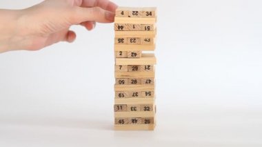 Kadın ve erkek beyaz arka planda jenga oynuyor. Aile eğlencesi ve tatil konsepti.