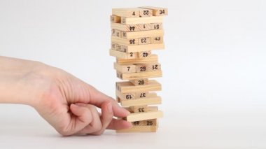 Kadın ve erkek beyaz arka planda jenga oynuyor. Aile eğlencesi ve tatil konsepti.