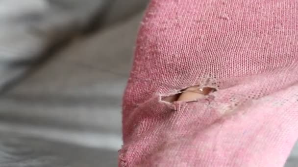 女性はピンクの靴下に穴を開けた 手作りの縫製 貧困と乞食の概念 — ストック動画