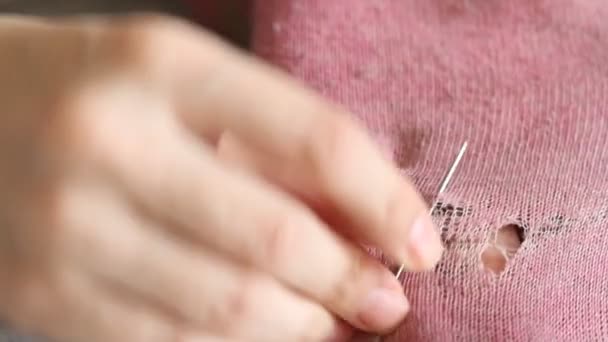 女性はピンクの靴下に穴を開けた 手作りの縫製 貧困と乞食の概念 — ストック動画