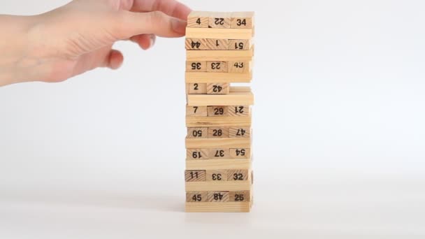 Mujer Hombre Juegan Jenga Sobre Fondo Blanco Recreación Familiar Concepto — Vídeos de Stock