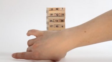 Kadın ve erkek beyaz arka planda jenga oynuyor. Aile eğlencesi ve tatil konsepti.