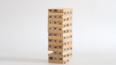 Kadın ve erkek beyaz arka planda jenga oynuyor. Aile eğlencesi ve tatil konsepti.