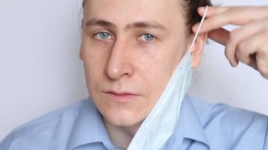Virüs enfeksiyonunun önlenmesi ve korunması için tıbbi maske takan bir adam.. 