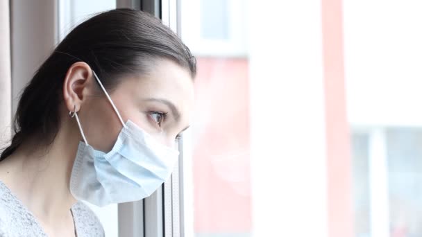 Νεαρή Γυναίκα Ιατρική Μάσκα Μένει Απομονωμένη Στο Σπίτι Για Αυτοκαραντίνα — Αρχείο Βίντεο